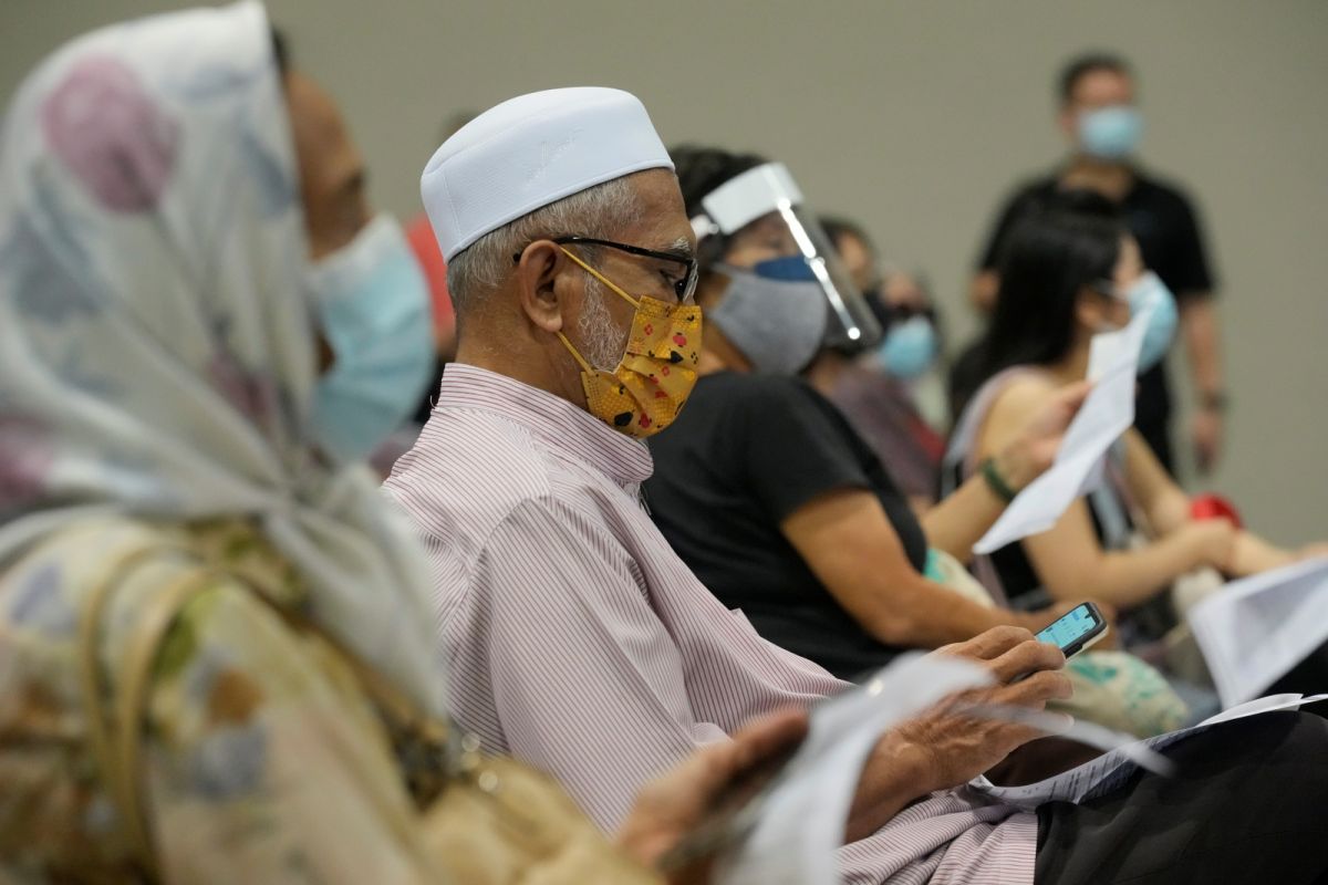 ▲馬來西亞累計確診人數突破190萬，隨著疫苗覆蓋率逐步提高，馬國政府允許電影院在內等8項創意產業恢復活動。官方統計，當地成人中已有88.9%接種一劑，69.6%完整接種。資料照。（圖／美聯社／達志影像）