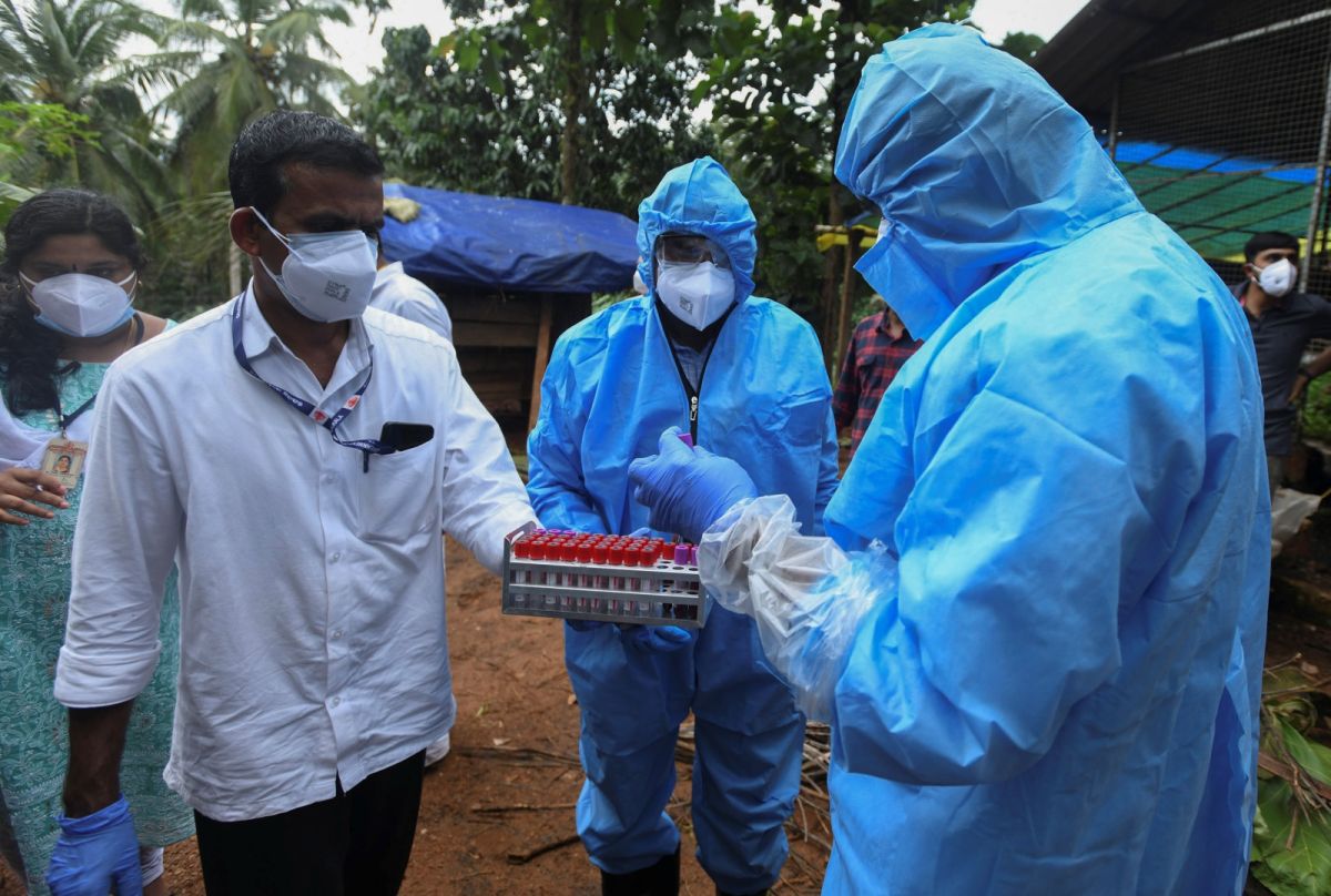 ▲印度喀拉拉邦近日有名12歲男孩死於立百病毒，當局緊急匡列接觸者，並對男孩的鄰居展開採檢。（圖／美聯社／達志影像）