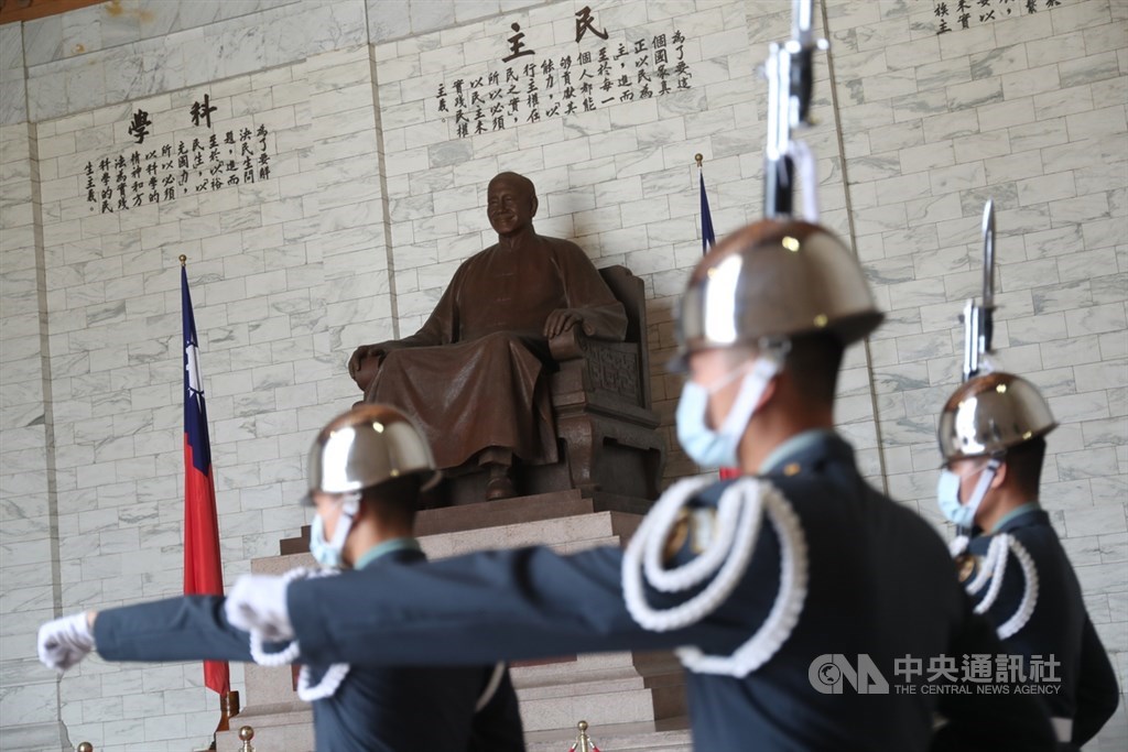 ▲促進轉型正義委員會8日公布中正紀念堂轉型方案，主軸是將中正紀念堂改以反省威權的歷史公園，園區內主要威權象徵3大處置措施則建議大廳銅像應予移除。（圖/中央社）