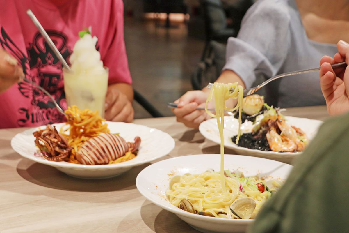 ▲竹北的美式餐廳品牌珍妮佛美廚，自9月起，發起每個月10日為「珍妮佛日」，當天凡出示相關證明，叫做珍妮佛的消費者，即可享有全品項燉飯及義大利麵半價優惠。（圖／業者提供）