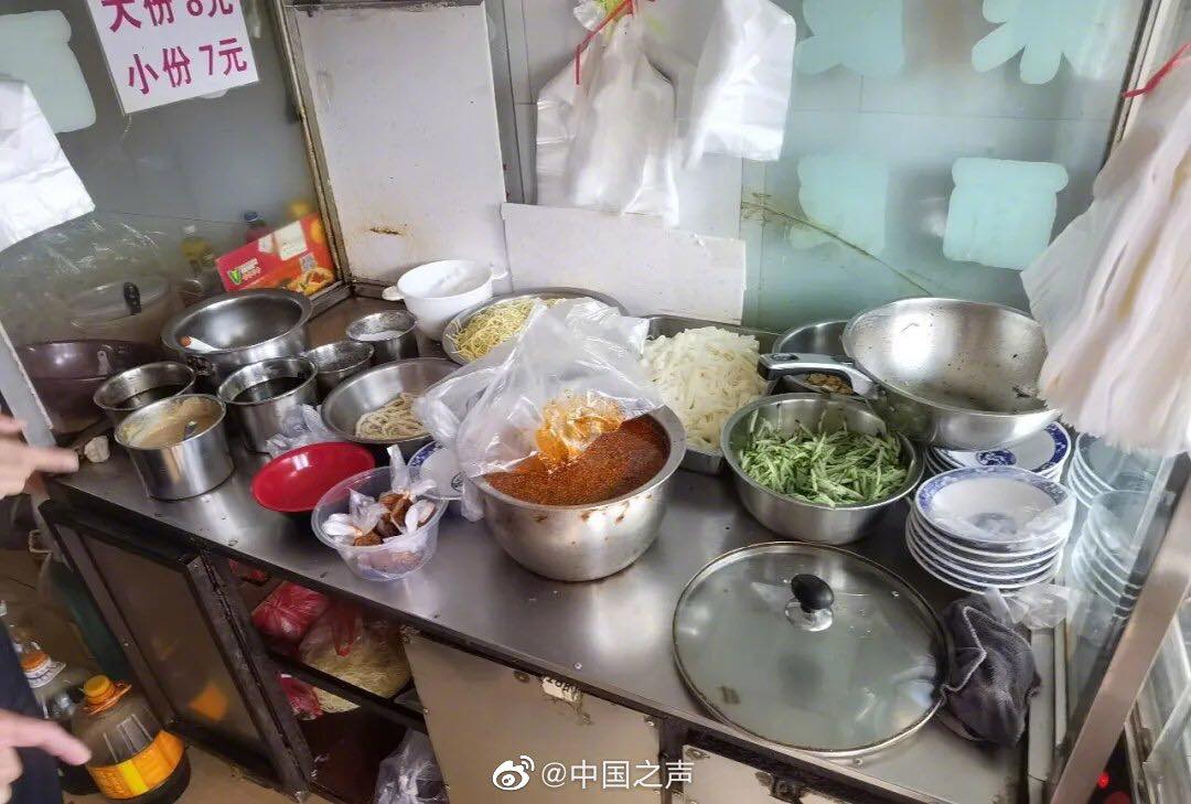 ▲中國一名涼麵店老闆在辣椒油中添加罌粟殼熬煮，試圖挽救每況愈下的慘淡生意。（圖／翻攝自微博《中國之聲》）