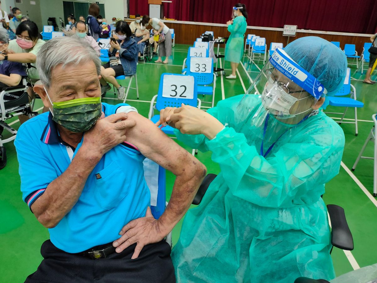 ▲中市65歲以上接種第二劑AZ疫苗，預計9月15日至17日開打(圖／柳榮俊攝2021.9.9)