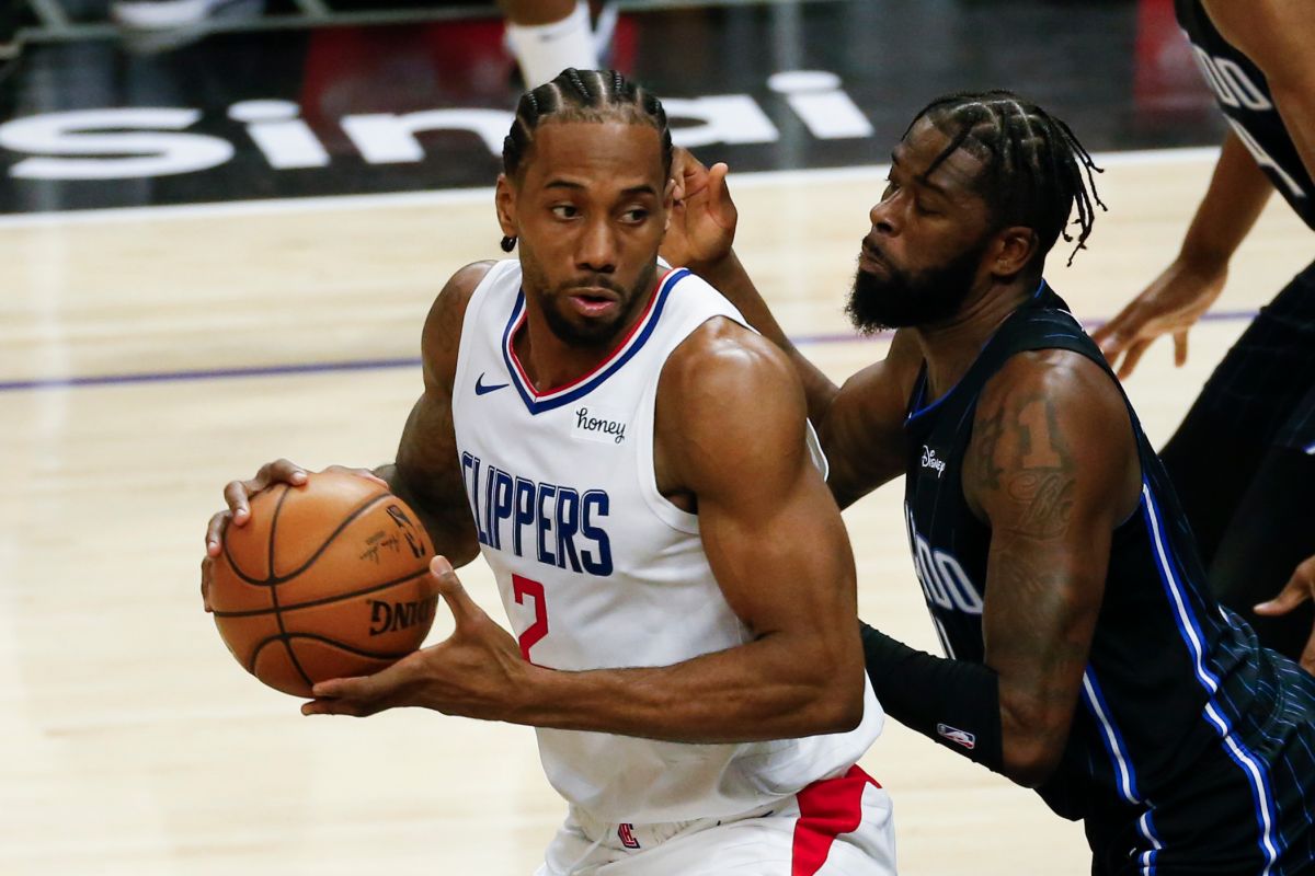 ▲James Ennis(右)防守Kawhi Leonard，現傳出湖人對前者相當感興趣。（圖／美聯社／達志影像）