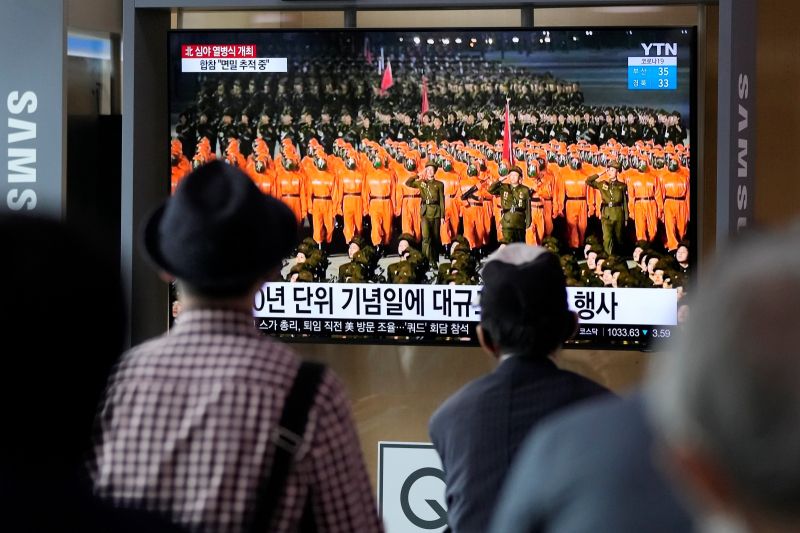 北韓閱兵慶建國73週年　士兵身穿防護衣列隊行進
