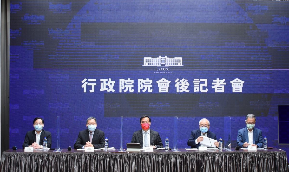▲行政院會今日通過「中央政府嚴重特殊傳染性肺炎防治及紓困振興特別預算第4次追加預算案」，共編列1600億元，其中振興經費共1273億元，包含振興五倍券的1206.9億元。（圖／行政院提供）