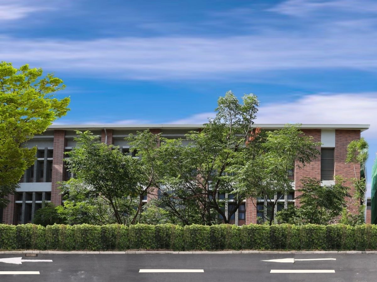 ▲雄中北測隔音牆拆除並改植綠籬，將與原有之綠園道相結合，打造出專屬高雄都市花園景致。（圖／高雄市工務局提供）