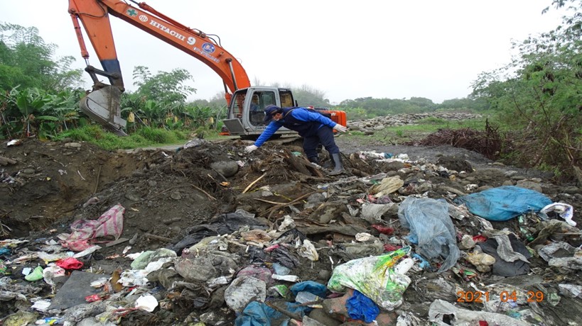 ▲旗山警分局專案小組人員會同環保署人員在高雄市杉林區楠梓仙溪邊遭傾倒廢棄物農地上進行開挖。（圖／記者郭凱杰翻攝）
