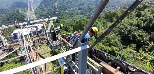 ▲纜索在長期承載車廂與旅客的重量下，會因重力自然伸長，因此需要定期進行纜索裁剪、更換等作業。（示意圖／北捷提供）