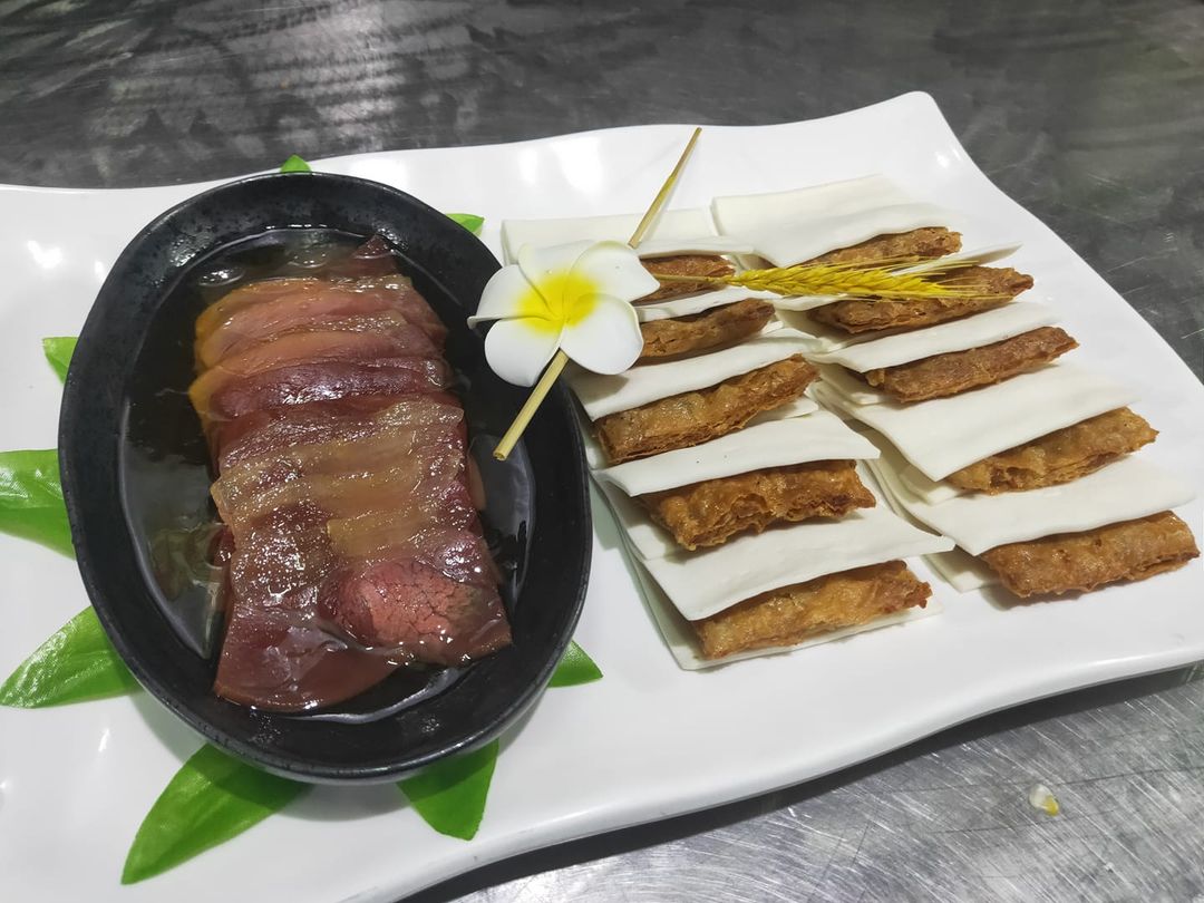 ▲一名網友想起一道「國宴級料理」，卻怎麼也無法想起正式名稱，只形容「長得像刈包」，話題掀起熱議。（圖／翻攝自臉書「肉哥揪愛呷」）