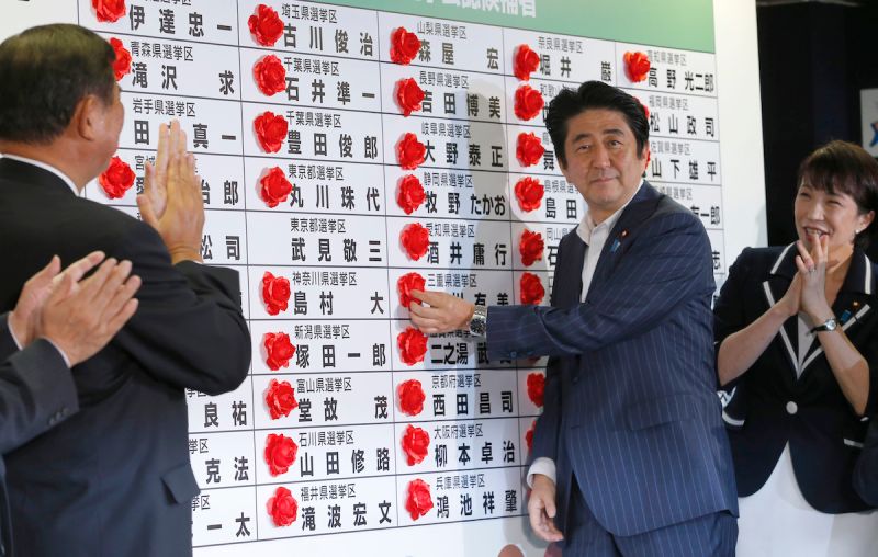 ▲高市早苗獲得極具影響力的前首相安倍晉三支持,並表示若成為下任首相將會繼承安倍執政時的經濟政策。資料照。(圖/美聯社/達志影像)