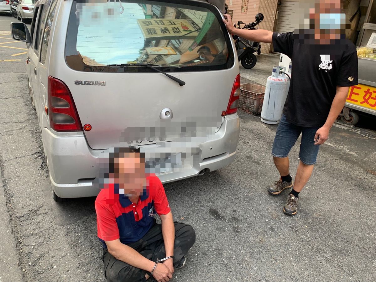 ▲黃嫌（紅衣）一躲15年，全案依法解送黃嫌至板橋地檢署歸案。（圖／翻攝畫面）