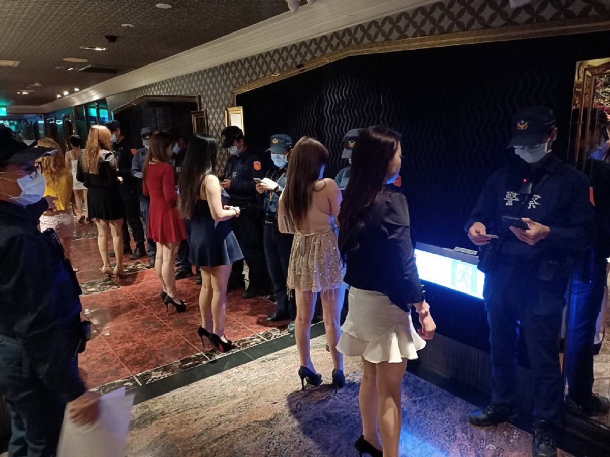 ▲因為一件糾紛，中警意外查獲蹺家少女陪酒案(圖/記者鄧力軍翻攝)