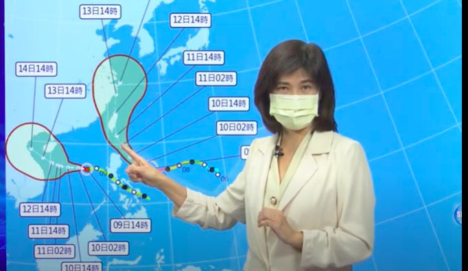 ▲簡正伍婉華表示,「璨樹」在週末最靠近台灣,預估今天深夜到明天清晨會發布海上颱風警報,不過接近的過程還會有變化,發不發陸警還需觀察。(圖/翻攝氣象局直播)