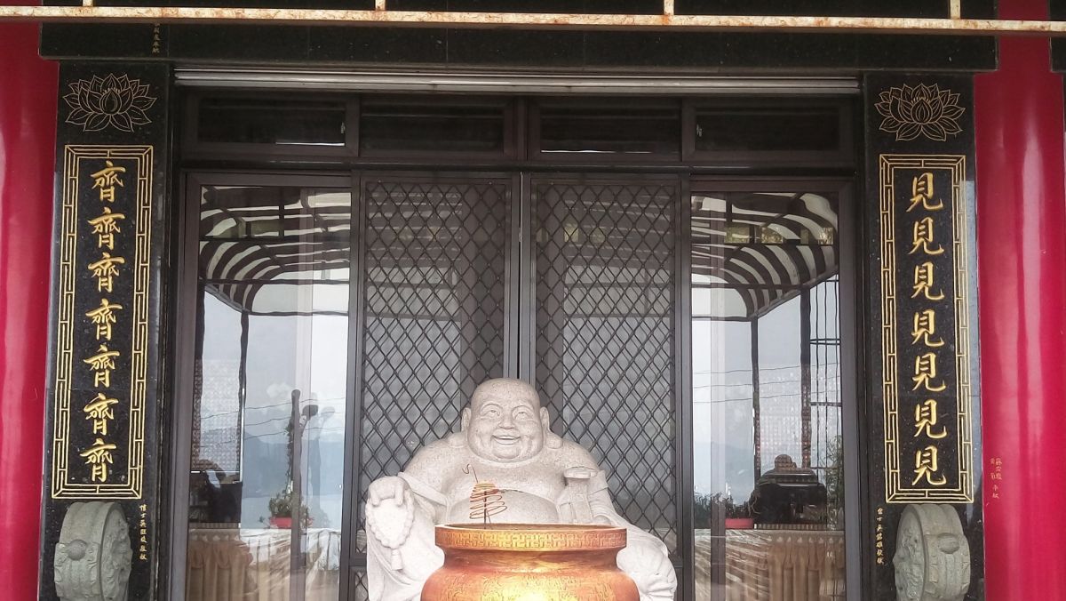 ▲有網友到貢寮百年老寺後，發現正殿有幅寫著「見見見見見見見，齊齊齊齊齊齊齊」的對聯，照片曝光後也掀起網友熱議。（圖／翻攝自臉書社團「報時光｜老派收藏」）