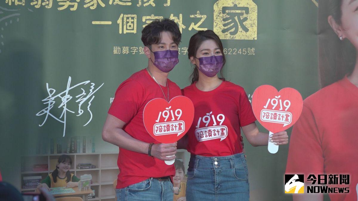 ▲吳東諺（左）、白家綺為女兒簽BNT疫苗同意書，盼女兒照時間打到疫苗。（圖／記者王嘉鴻攝）