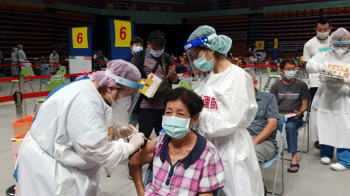 ▲屏東針對65歲以上長者，已完成縣內3萬1650名長輩造冊，預計15至17日分批施打。（資料照／屏東縣政府提供）