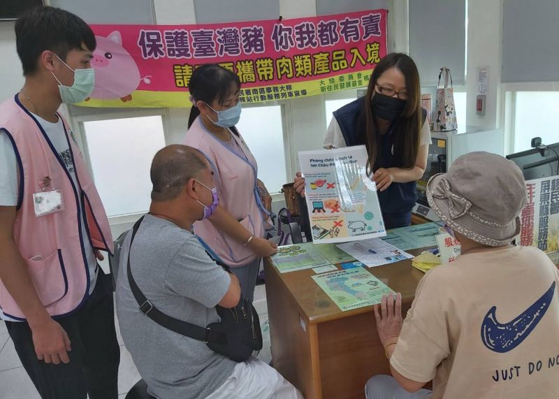 ▲移民署南區事務大隊屏東縣專勤隊及屏東縣服務站進行非洲豬瘟宣導,以強化新住民防範非洲豬瘟的觀念。(資料照/記者黃守作攝)