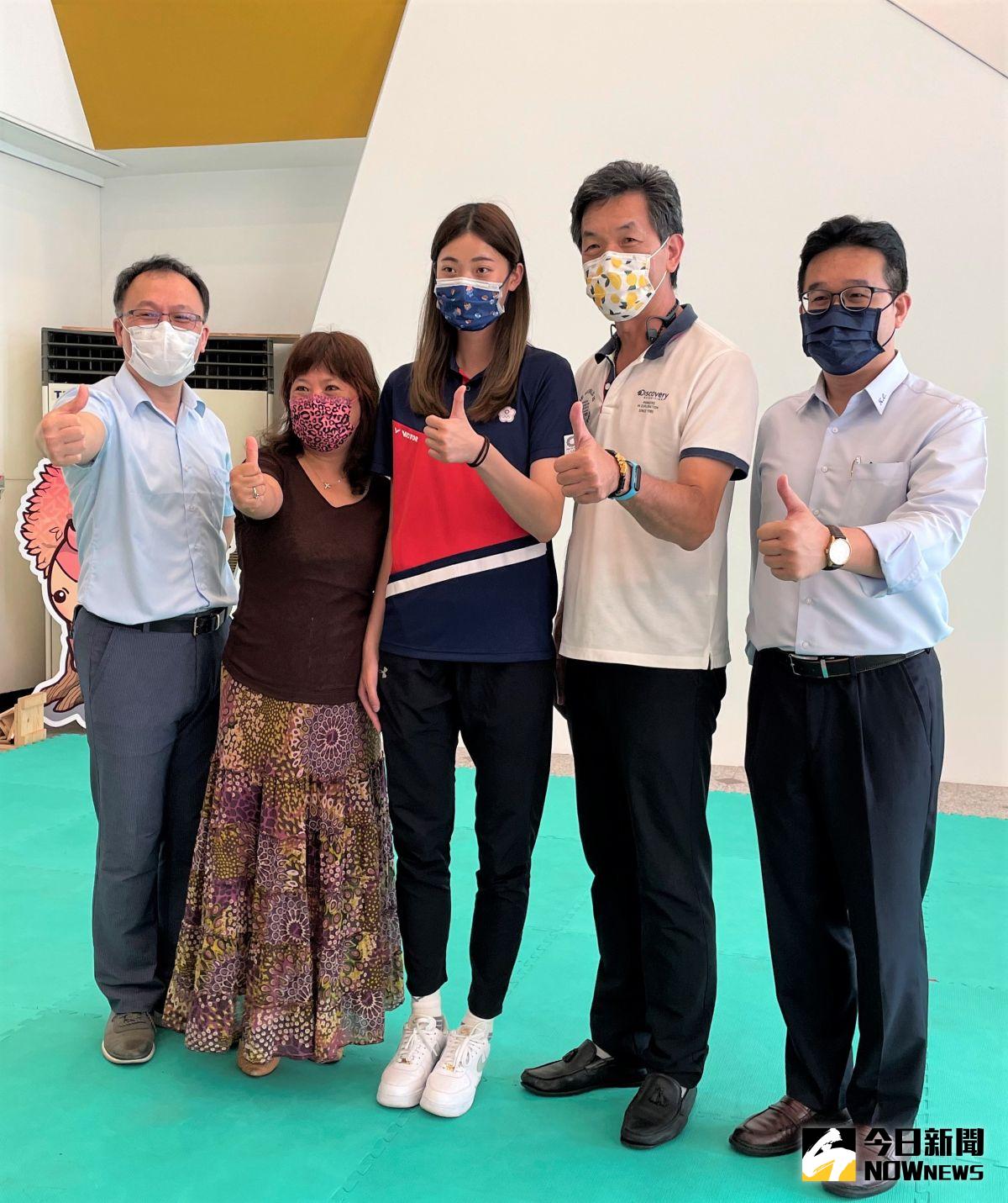 ▲羅嘉翎(右三)與爸爸羅文祥(右二)一同出席捐贈母校三民高中10萬員培訓獎金活動。（圖／鍾東穎攝 ,2021.09.09）