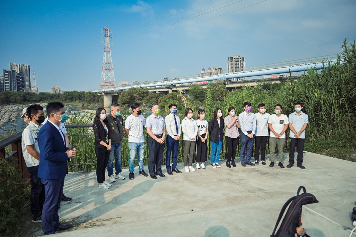 ▲多位新竹縣、市民意代表選在頭前溪畔召開記者會，宣布將走訪新竹縣市，宣講大新竹升格台灣第7都的理念。（圖／新竹市議員陳建名提供）