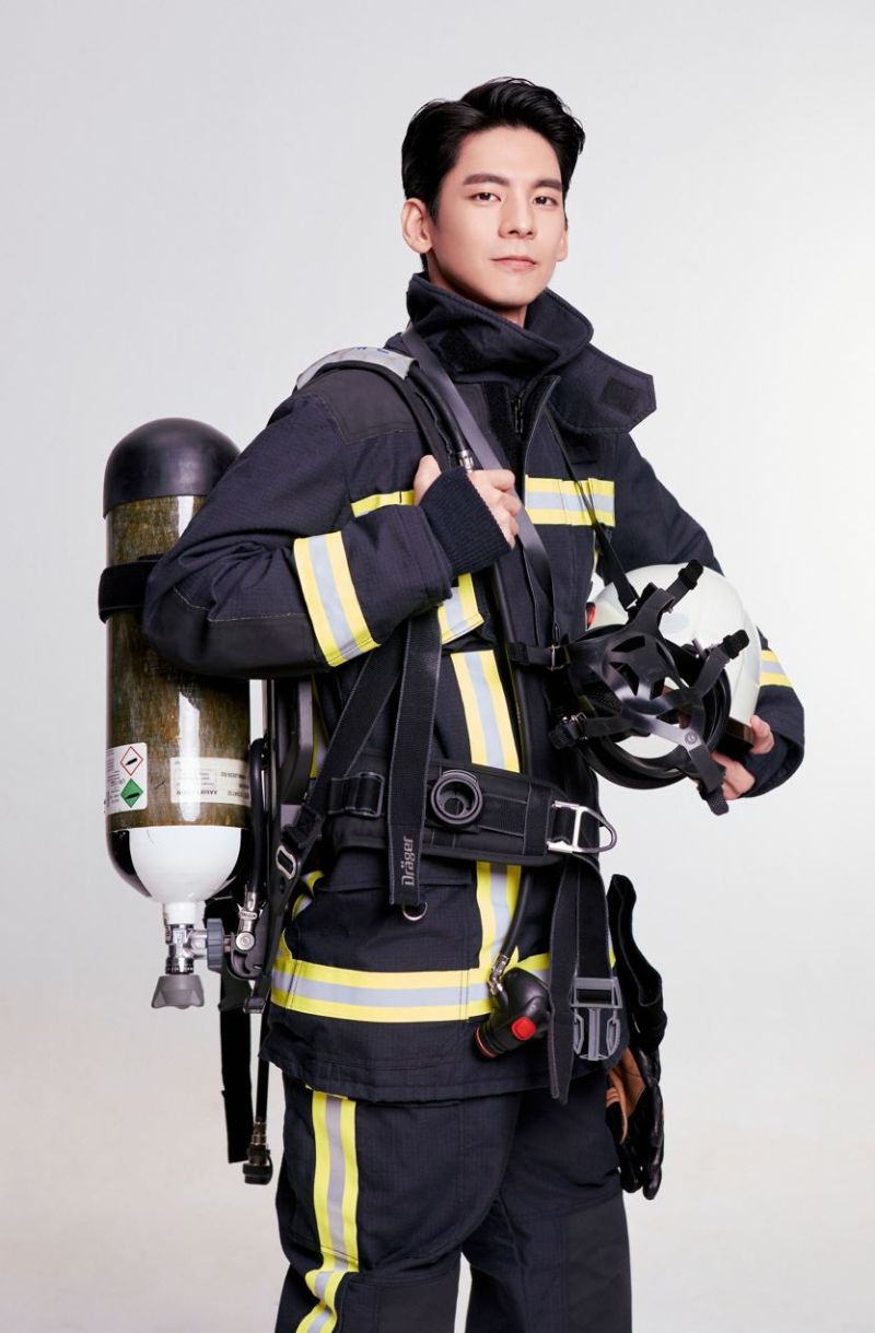 ▲林柏宏使用消防器材姿勢專業又標準。（圖／經紀人提供）