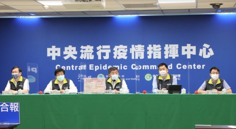 ▲中央流行疫情指揮中心指揮官陳時中(中)今(9)日舉行記者會,說明國內防疫情形。圖為資料照。(圖/指揮中心提供)