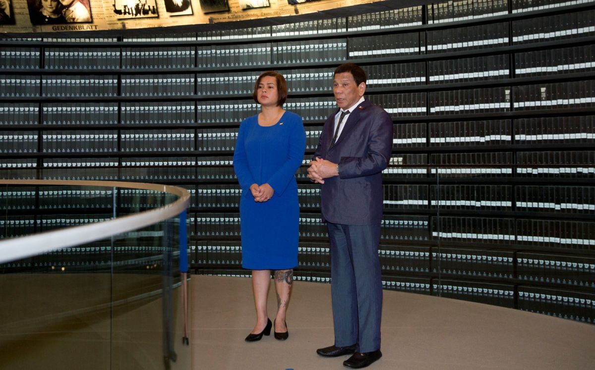 ▲菲律賓總統杜特蒂（右）決定角逐下屆副總統後，明年總統大選呼聲最高的杜特蒂長女薩拉（左）已表態不參選。薩拉支持者大感失望之餘仍未放棄，希望杜特蒂在登記日前放棄參選，讓位給女兒。。資料照。（圖／美聯社／達志影像）