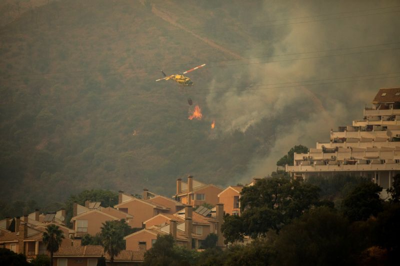 ▲西班牙南部野火，撤離約900人，並封閉一條重要公路與數條道路。（圖／美聯社／達志影像）