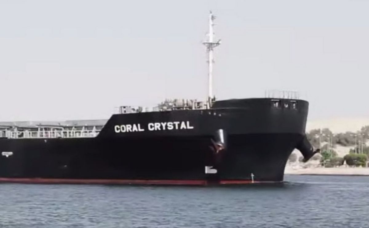 ▲掛巴拿馬旗的貨船Coral Crystal在進入蘇伊士運河後33英里處（約53公里）的雙航道河段擱淺，迫使當局把其他船隻導引到另一條航道。（圖／翻攝自鏡報）