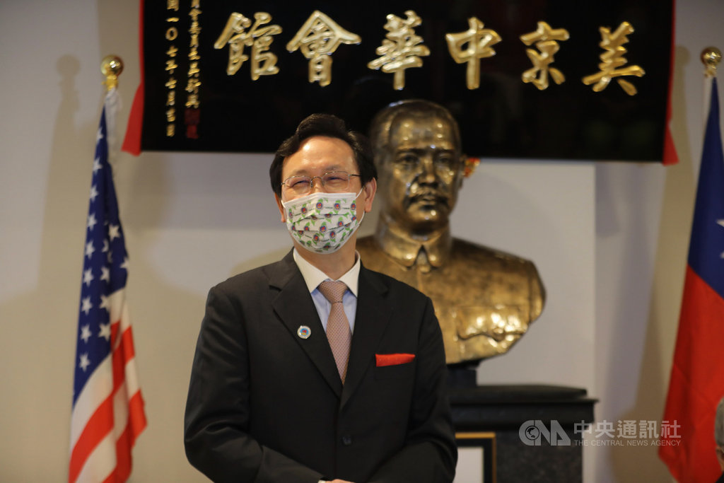 ▲僑委會委員長童振源訪問美國，美東時間9日拜訪華府最大僑社「美京中華會館」，盼扎根僑青。（圖/中央社）