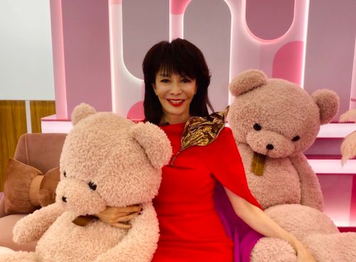 ▲鄭裕玲（如圖）曾經在港姐選美時投下關鍵一票，選出被稱為「最醜港姐」的雷莊𠒇，招來不少批評。（圖／摘自鄭裕玲微博）