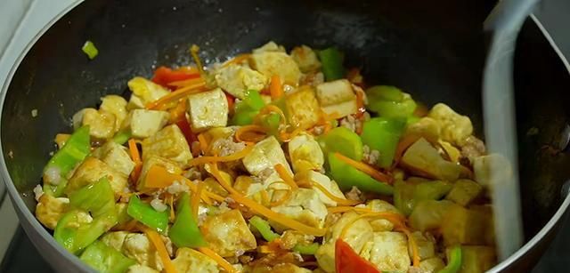 ▲炒蛋除了炒蔬菜之外,也可以和豆腐一起下鍋料理。(圖/翻攝自搜狐號《聊歷史故事》)
