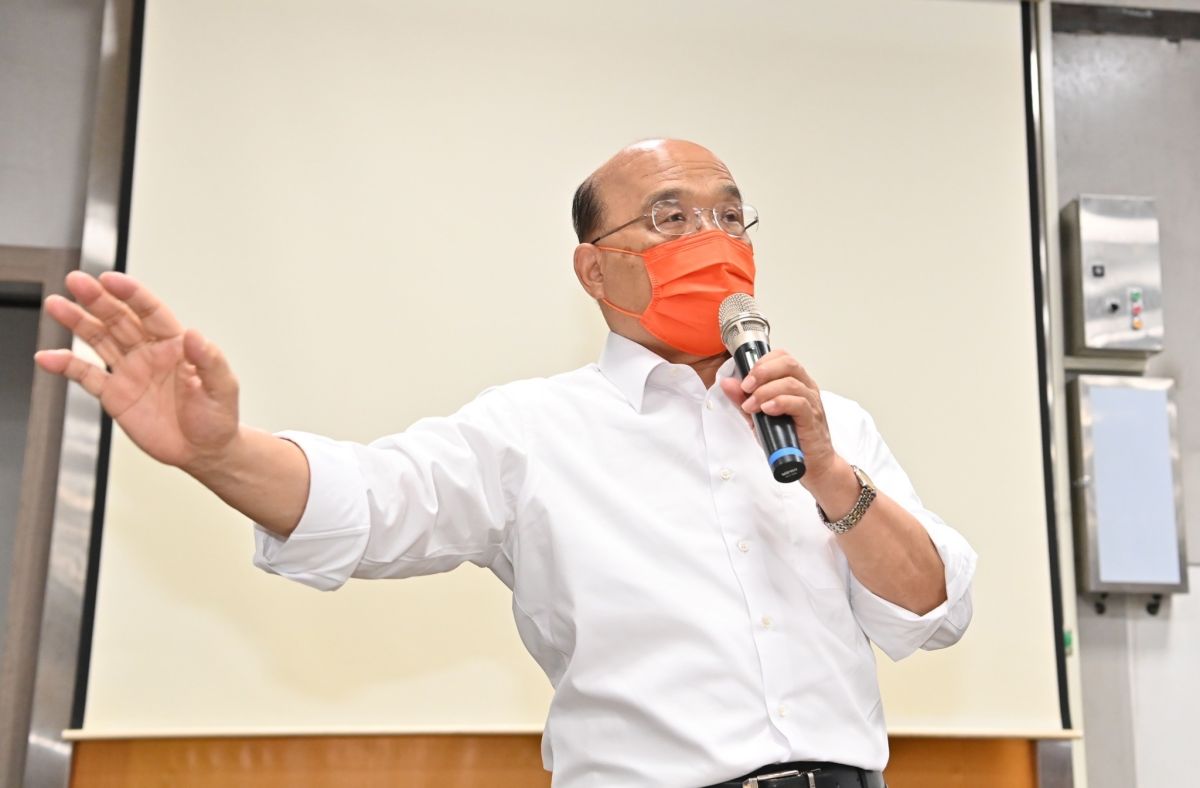 ▲針對校園陸續傳出學生確診停課，行政院長蘇貞昌表示，目前沒防疫升級條件。（圖／行政院提供）