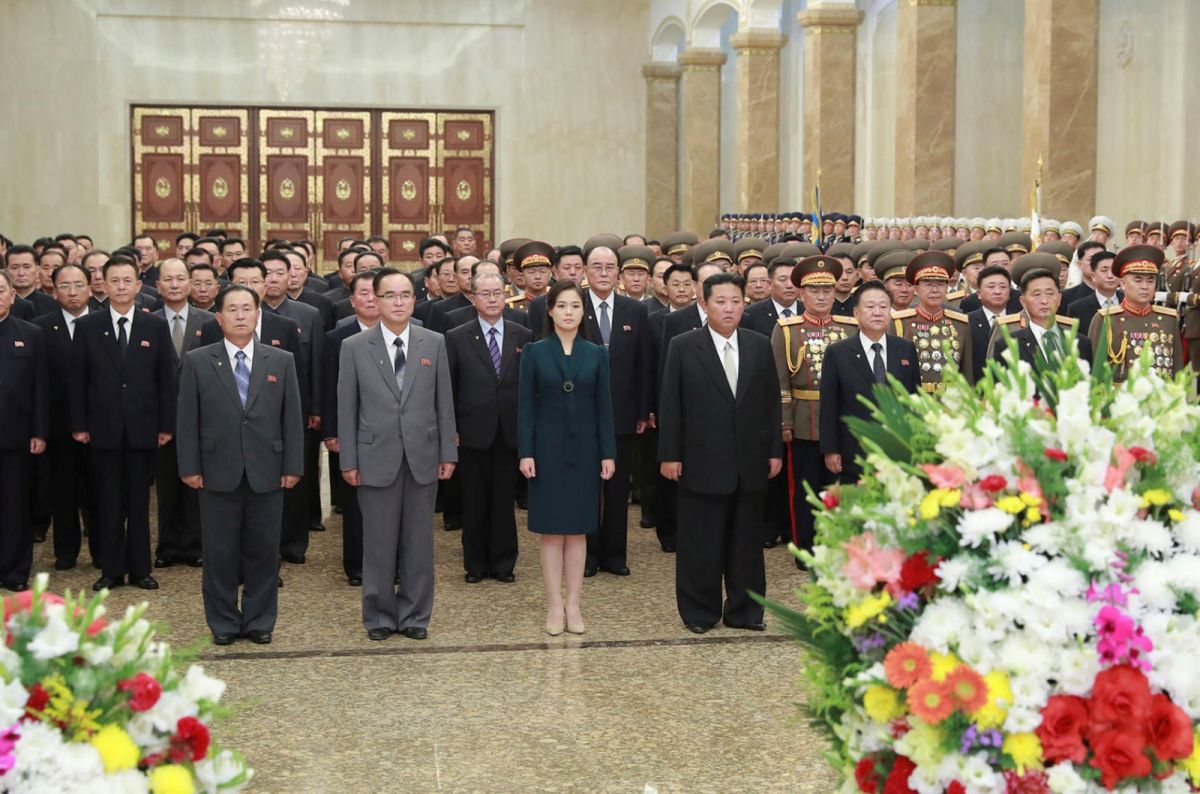 ▲金正恩率妻子李雪主、一眾北韓高官政要參謁太陽宮，唯獨不見胞妹金與正。（圖／美聯社／達志影像）