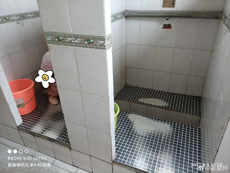 ▲劉樂妍拍到一名女子正在上廁所,該女子的屁股被看光光,引來網友砲轟不尊重,事後才用小花圖遮掉。