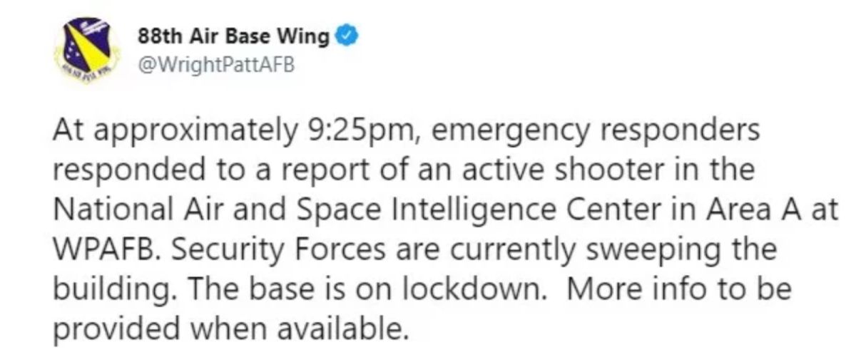▲美國空軍第88基地聯隊表示，在獲報有一名槍手正在總部設在俄亥俄州萊特-派特森空軍基地的美國國家空中和太空情報中心行凶，萊特-派特森空軍基地已經封鎖追捕槍手中。（圖／翻攝自推特）