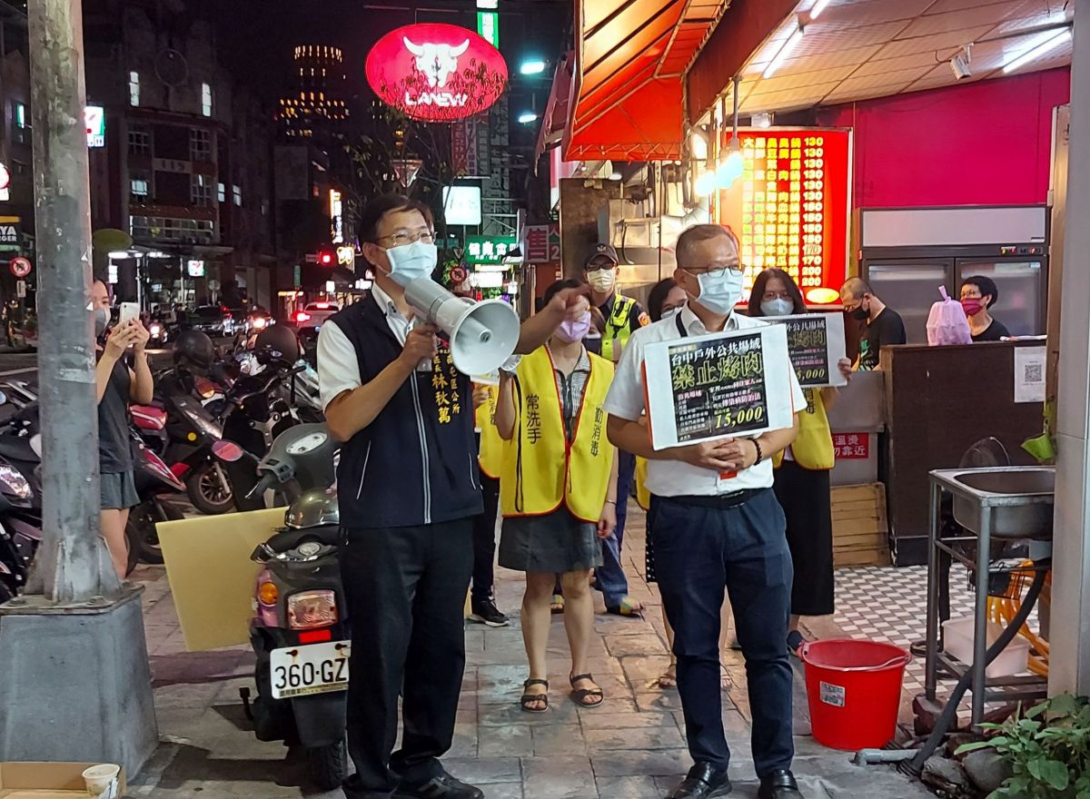 ▲南屯區「騎樓巡查隊」會同轄區警員前往巡查勸導(圖／民政局提供2021.9.10)
