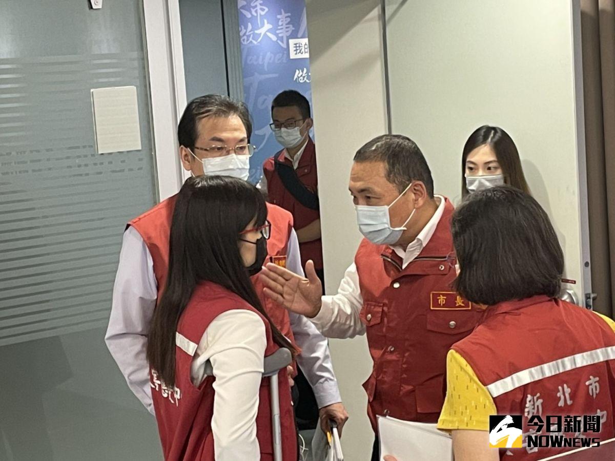 ▲新北市長侯友宜今（10）日在召開防疫的應變會議前，與幕僚研議疫情的相關資訊。（圖／記者陳志仁攝，2021.09.10）