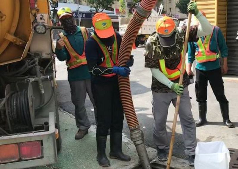 ▲高市環保局今天也持續加強洩水孔清理及側溝清疏,以應變強颱可能帶來災情。(圖/高市府提供)
