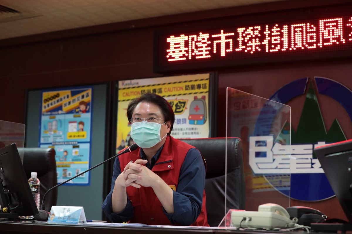 ▲基隆市長林右昌要求所有的單位主管，要走出辦公室進行巡檢，所有機具、設備都要開機的測試。（圖／基隆市政府提供）
