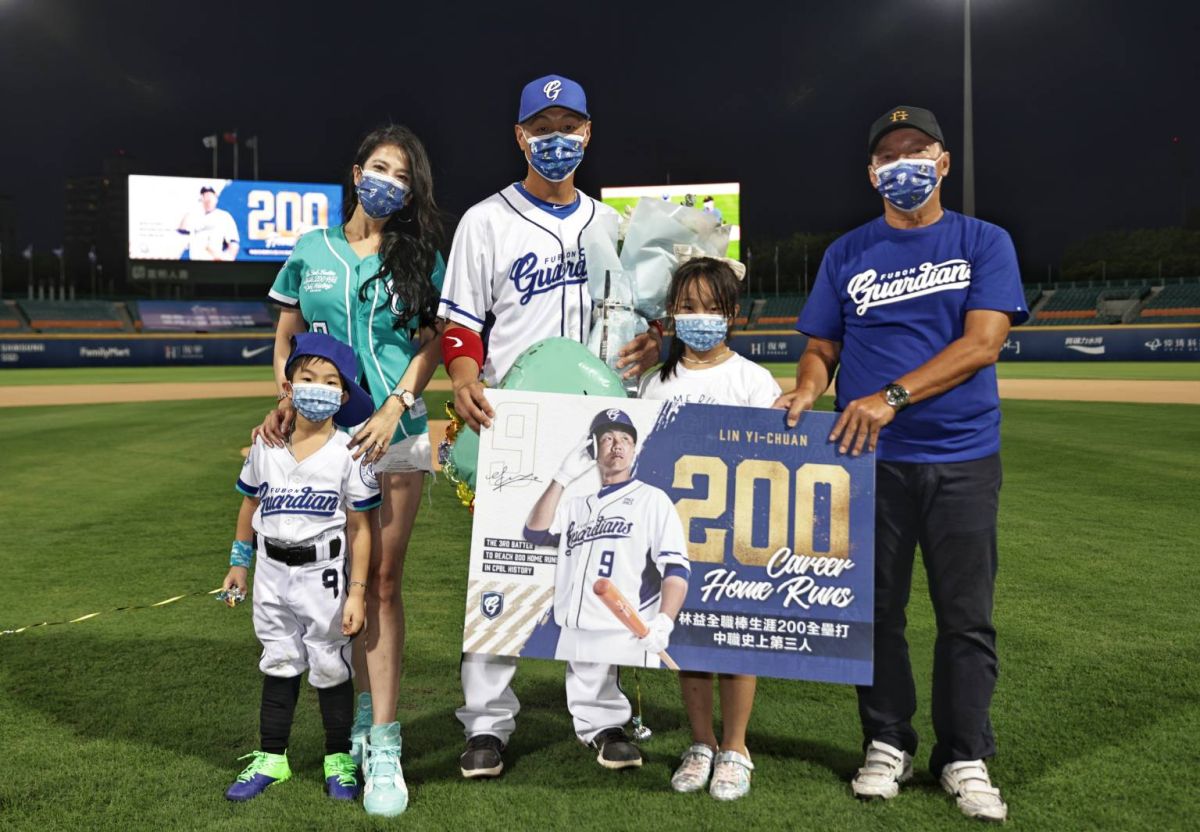 ▲林益全200轟與林仲秋、愛妻林家嘉以及家人合影。（圖／富邦提供）