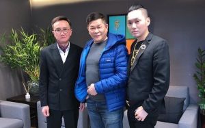 ▲澎恰恰(中)債務纏身,連千毅(右)曬合照力挺,左為謝育全。(圖/連千毅IG) ▲澎恰恰(中)債務纏身,連千毅(右)曬合照力挺,左為謝育全。(圖/連千毅IG)