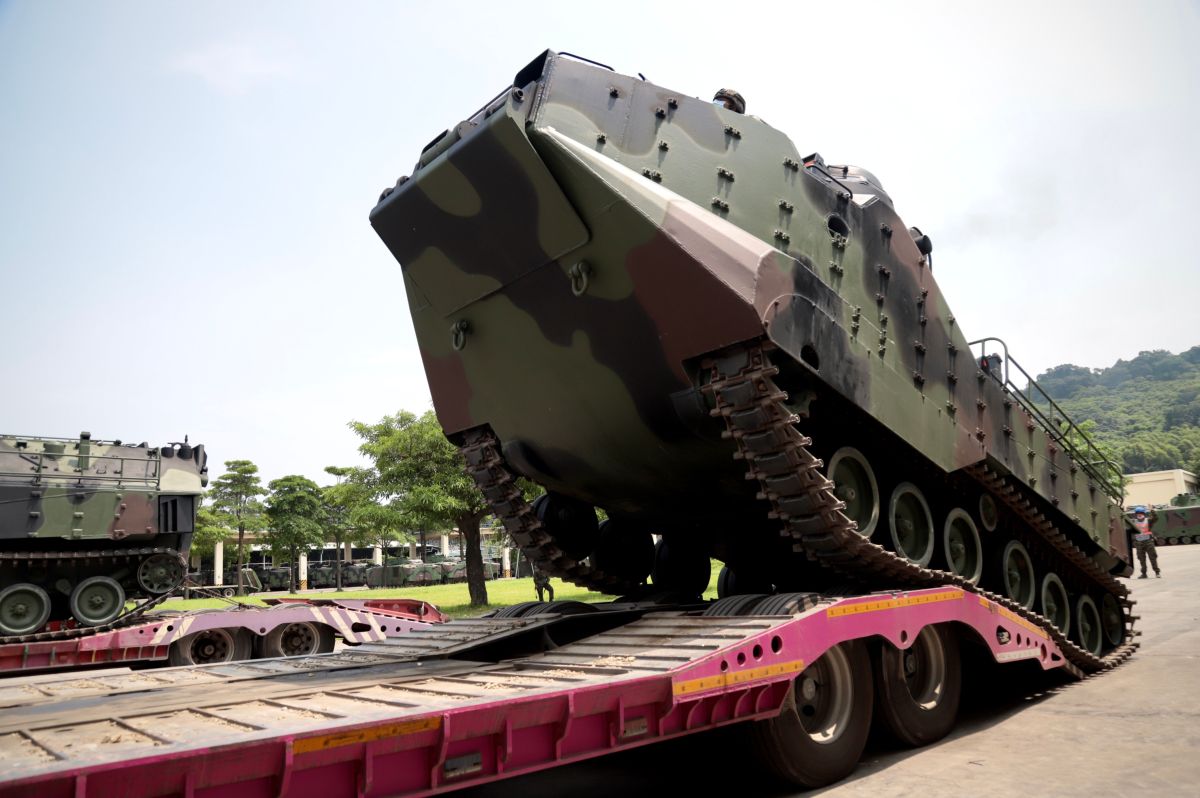 ▲第四作戰區海軍陸戰隊AAV7兩棲突擊車前推預置上板作業。（圖／第四作戰區提供）