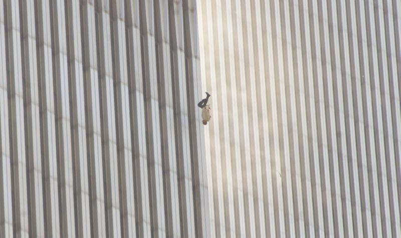 ▲911恐攻發生時，美聯社記者德魯拍下一名男子以頭下腳上姿勢，從世貿中心跳樓瞬間，有人認為這張被稱為「墜落的男子」照片冷血無情，也有人認為是有史以來最完美的新聞照片。（圖／美聯社／達志影像）