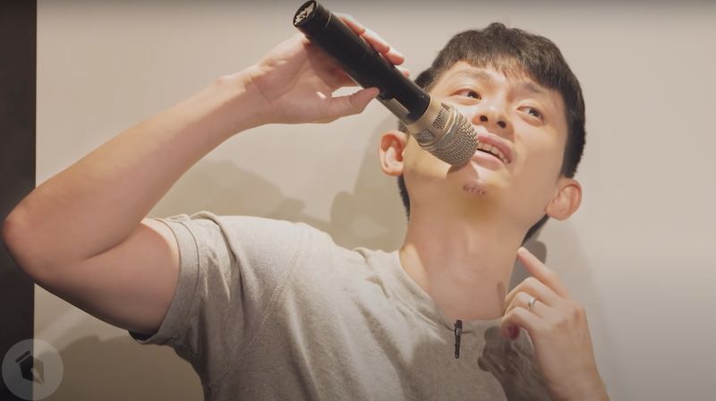 ▲博恩下巴更是撞到在柏油路上,因此縫了五針,讓他感嘆「我有鬍子了」。(圖/翻攝自YouTube頻道《Stand