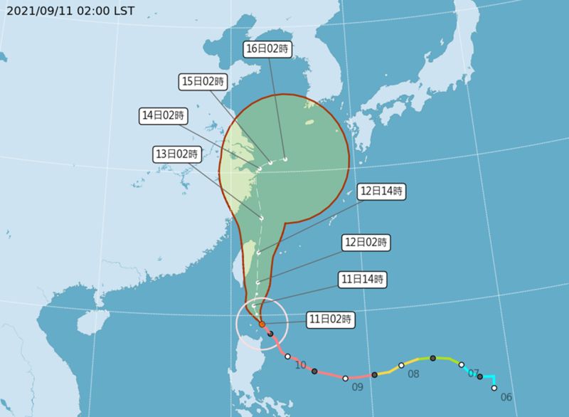▲強烈颱風「璨樹」過去3小時強度略為減弱,但預計越晚雨勢越大。(圖/氣象局)