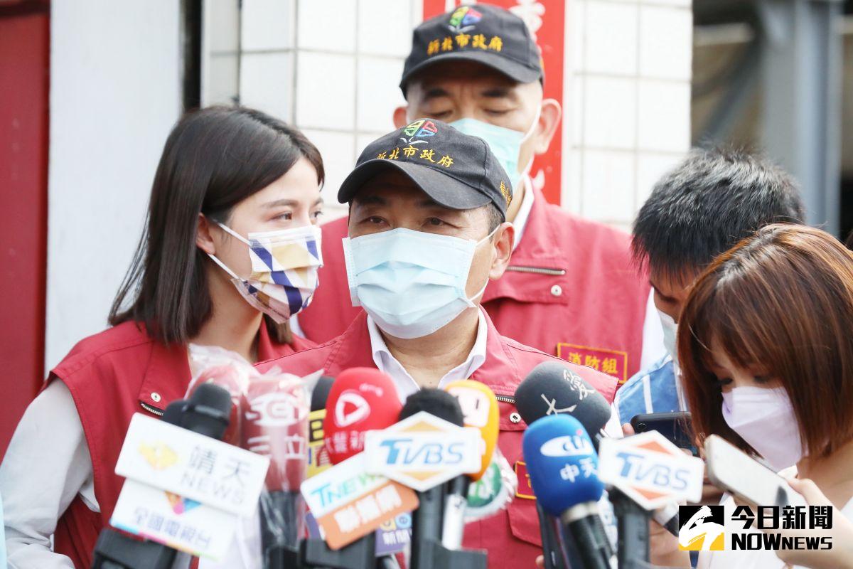 ▲新北市長侯友宜強調，新北市面對學生的停課，有一個很標準的作業程序，如果有學生被居隔，就會預防性的停課。（圖／記者陳志仁攝，2021.09.11）