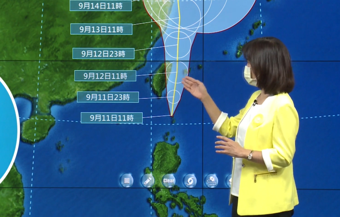▲璨樹減弱為中颱，但氣象局提醒，璨樹仍是較大的中颱，且風雨結構扎實，仍須防強風豪雨巨浪。（圖／氣象局）