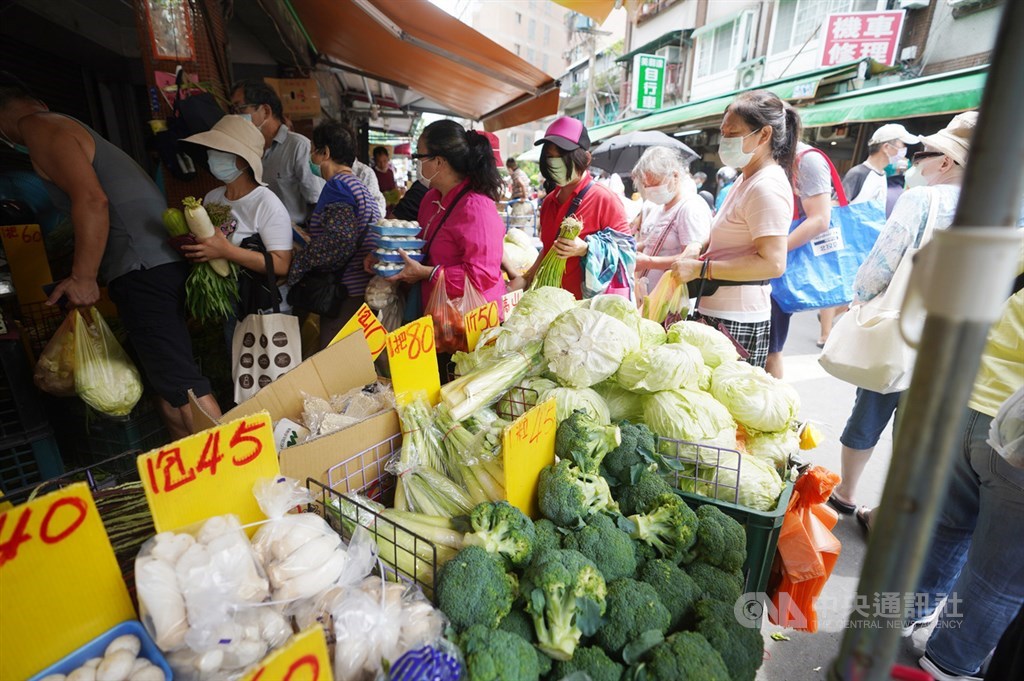 ▲颱風璨樹來襲，民眾預期心理擔心颱風後菜價上漲，11日上午前往傳統市場採買，在菜攤前排隊等待結帳。中央社記者徐肇昌攝 110年9月11日