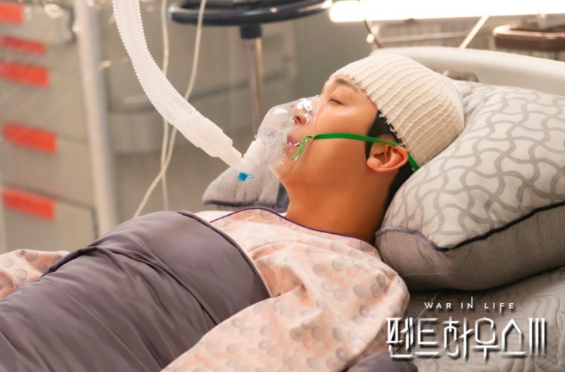 ▲▼吳允熙(上圖,下起)、朱丹泰、河尹哲、秀蓮、千書真、羅根為《上流戰爭3》主角,在完結篇全數領便當。(圖/SBS)