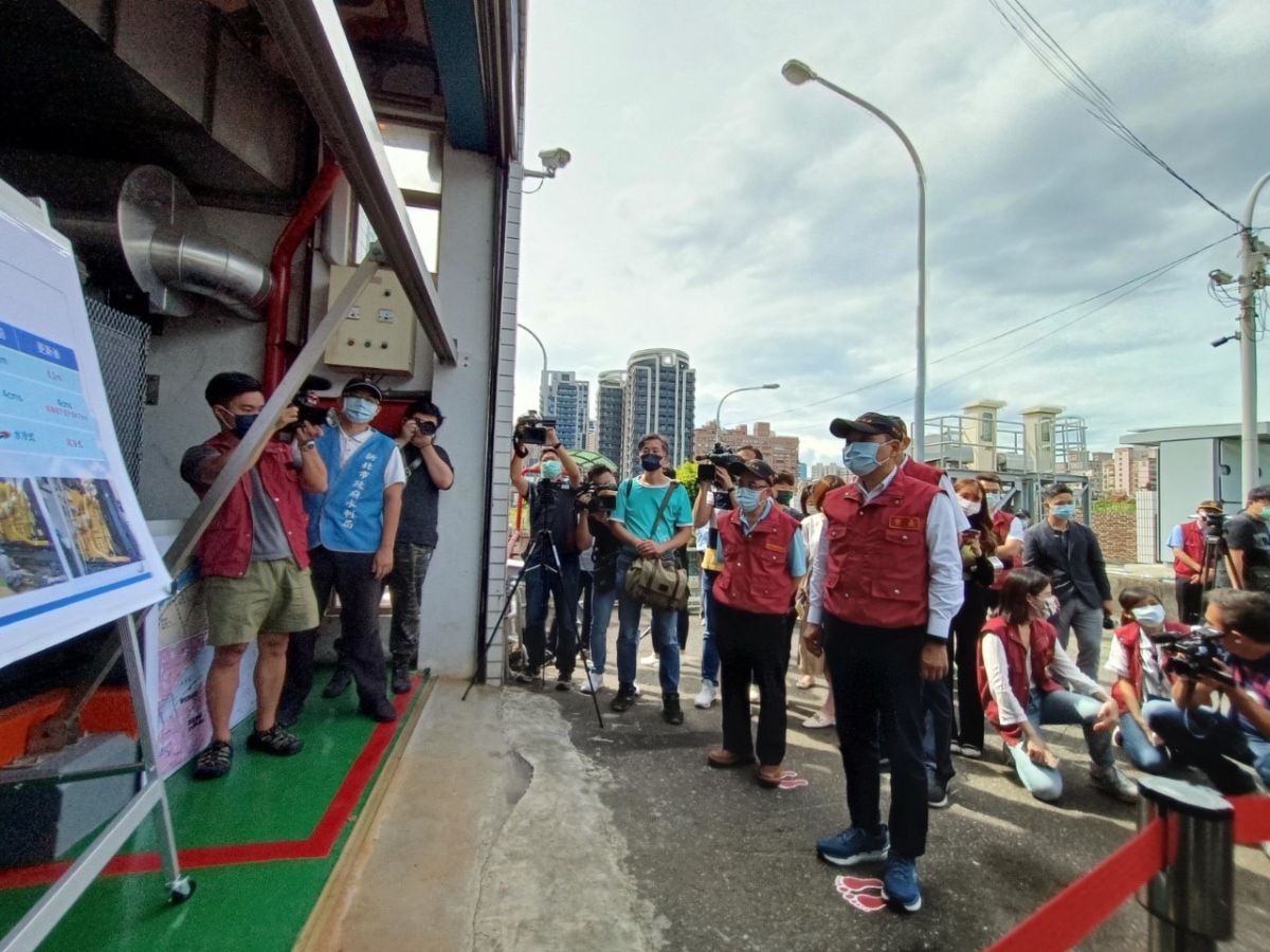 ▲新北市長侯友宜今（11）日視察板橋區的華江抽水站，確保相關單位落實執行防汛的重點工作，保障市民生命財產安全。（圖／新北市政府消防局提供）